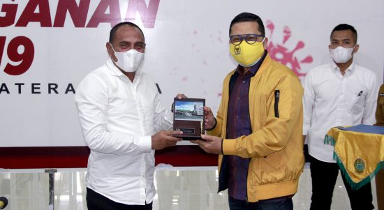 Gubernur Sumut Edy Rahmayadi mengikuti rapat bersama Komisi II DPR RI dan seluruh Kabupaten / Kota yang melaksanakan Pilkada secara virtual di Pendopo Rumah Dinas Gubernur Sumut, Jalan Sudirman No. 41 Medan, Senin (23/11/2020).