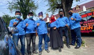 Direktur Lembaga Hukum Humaniora Dr. Redyanto Sidi SH MH (tiga dari kiri) selaku Tim kuasa hukum Penggugat foto bersama di Pengadilan Negeri Medan, Rabu (14/7/2021). V24/Ronald Tambunan