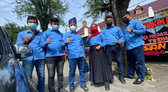 Direktur Lembaga Hukum Humaniora Dr. Redyanto Sidi SH MH (tiga dari kiri) selaku Tim kuasa hukum Penggugat foto bersama di Pengadilan Negeri Medan, Rabu (14/7/2021). V24/Ronald Tambunan