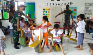 Manfaatkan Limbah Ban Bekas, Satgas Pamtas Yonif Mekanis 643/Wns Buatkan Wahana Permainan Bagi Paud Di Perbatasan.