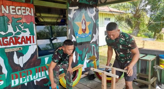 Manfaatkan Limbah Ban Bekas, Satgas Pamtas Yonif Mekanis 643/Wns Buatkan Wahana Permainan Bagi Paud Di Perbatasan.