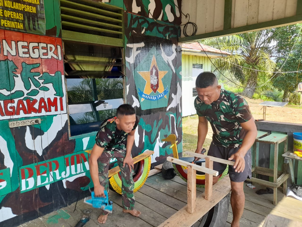 Manfaatkan Limbah Ban Bekas, Satgas Pamtas Yonif Mekanis 643/Wns Buatkan Wahana Permainan Bagi Paud Di Perbatasan.