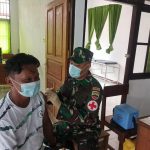 Bersama Nakes, Prajurit Satgas Yonif 126/KC Bantu Vaksinasi Massal Di Perbatasan