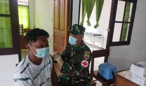 Bersama Nakes, Prajurit Satgas Yonif 126/KC Bantu Vaksinasi Massal Di Perbatasan
