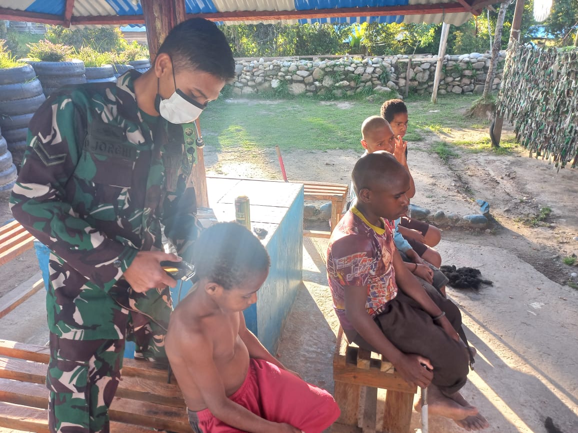 Peduli Terhadap Kerapian dan Kesehatan, Satgas Yonif RK 751/VJS Mencukur Rambut Warga