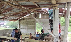 Satgas Pamtas Yonif 126/KC Bersama Warga Benahi Gereja
