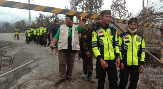 Posko KSJ Peduli Bencana Semeru Lumajang Gelar Cek Kesehatan dan Dapur Umum di Area Pengungsian