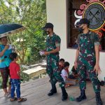 Bagikan 100 Masker Anggota Satgas Yonif 144/JY di Gereja Katolik ST Yohanes Perbatasan