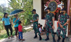 Bagikan 100 Masker Anggota Satgas Yonif 144/JY di Gereja Katolik ST Yohanes Perbatasan