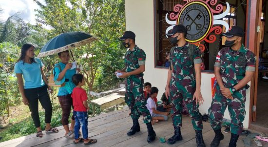 Bagikan 100 Masker Anggota Satgas Yonif 144/JY di Gereja Katolik ST Yohanes Perbatasan