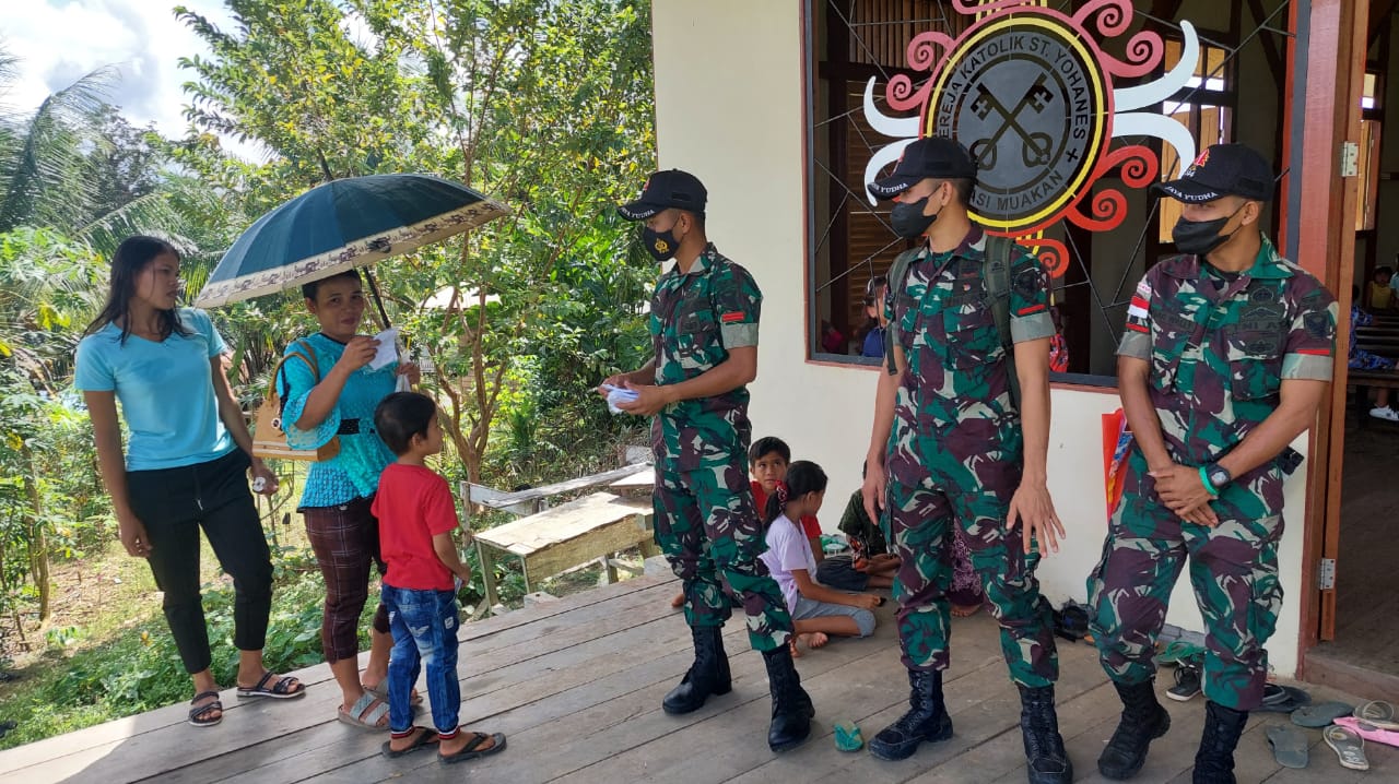 Bagikan 100 Masker Anggota Satgas Yonif 144/JY di Gereja Katolik ST Yohanes Perbatasan