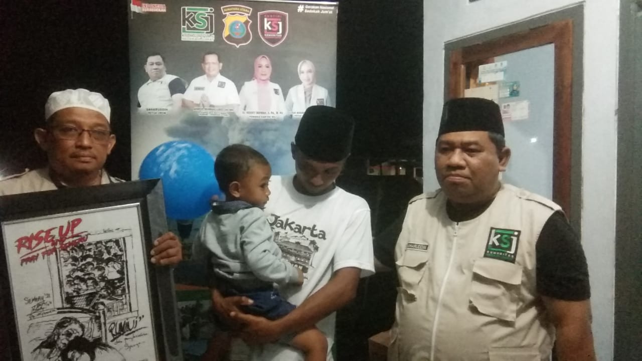 Suasana Haru, Saat KSJ Silaturrahmi dengan Suami dan Anak Almarhumah Rumini di Lumajang