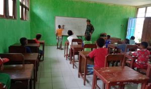 Cerdaskan Anak Bangsa Prajurit Satgas Yonif 126/KC Mengajar Siswa-Siswi Di Perbatasan