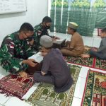 Personel Satgas Pamtas RI-PNG Yonif 711/Raksatama Mengajarkan Anak-anak Mengaji