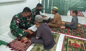 Personel Satgas Pamtas RI-PNG Yonif 711/Raksatama Mengajarkan Anak-anak Mengaji