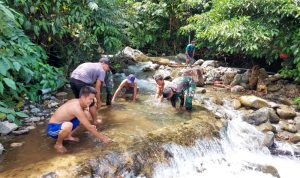 Gotong royong Bersihkan Saluran Air, Anggota Satgas Yonif 144/JY Bersama Warga di Perbatasan