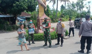 Babinsa Walen Bersama Tiga Pilar Ingatkan Warga Tetap Jalankan Prokes