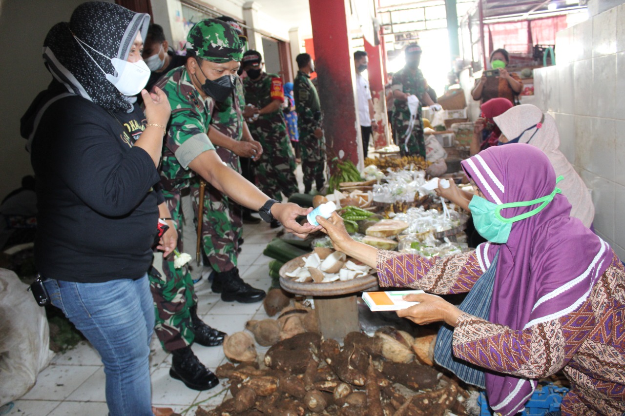 Rayakan Hari Ibu, Kodim 0726/Sukoharjo bersama PSC dan Yukata Peduli Gelar Baksos Di Mojolaban