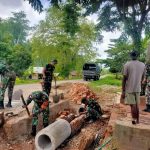 SATGAS YONIF 123/RAJAWALI melaksanakan Karya Bakti bersama Masyarakat Perbatasan.