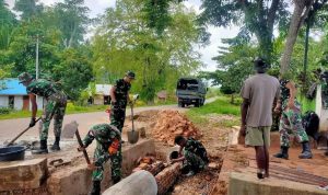 SATGAS YONIF 123/RAJAWALI melaksanakan Karya Bakti bersama Masyarakat Perbatasan.