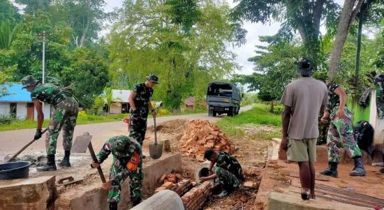 SATGAS YONIF 123/RAJAWALI melaksanakan Karya Bakti bersama Masyarakat Perbatasan.