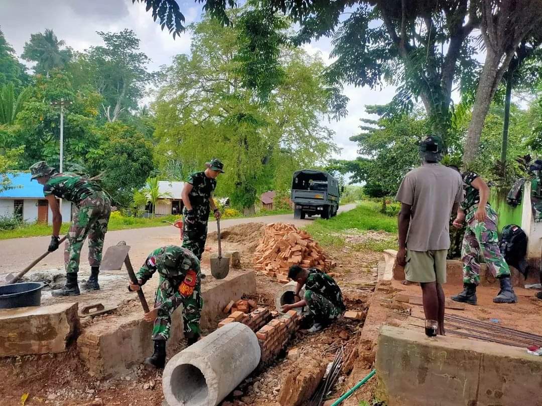 SATGAS YONIF 123/RAJAWALI melaksanakan Karya Bakti bersama Masyarakat Perbatasan.