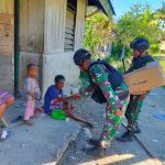 Berbagi Kebahagiaan Menjelang Natal Dan Tahun Baru Satgas Pamtas Yonif 126/KC Bagikan Pakaian Kepada Masyarakat Perbatasan Papua