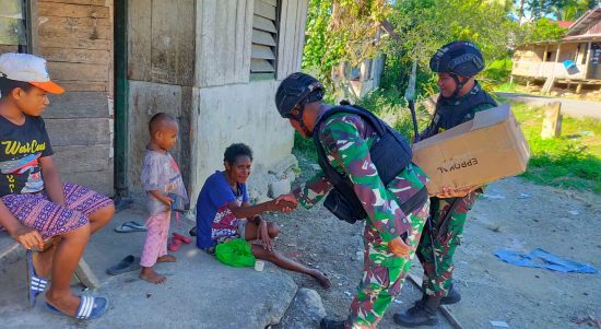 Berbagi Kebahagiaan Menjelang Natal Dan Tahun Baru Satgas Pamtas Yonif 126/KC Bagikan Pakaian Kepada Masyarakat Perbatasan Papua