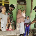 Anggota Satgas Yonif 144/JY Berikan Bantuan Buku Tulis Kepada Anak Warga di Perbatasan