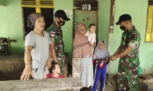 Anggota Satgas Yonif 144/JY Berikan Bantuan Buku Tulis Kepada Anak Warga di Perbatasan