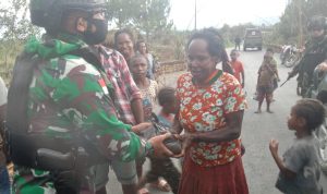 Berbagi Kasih Di Hari Natal 2021, Satgas Pamrahwan Yonif RK 751/VJS Bagikan Sembako Dan Peralatan Sekolah