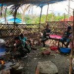 Menjalin Keharmonisan Dengan Masyarakat, Satgas Pamtas Yonif 126/KC Melaksanakan Komsos Sambil Masak Bersama
