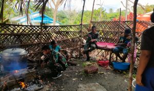 Menjalin Keharmonisan Dengan Masyarakat, Satgas Pamtas Yonif 126/KC Melaksanakan Komsos Sambil Masak Bersama