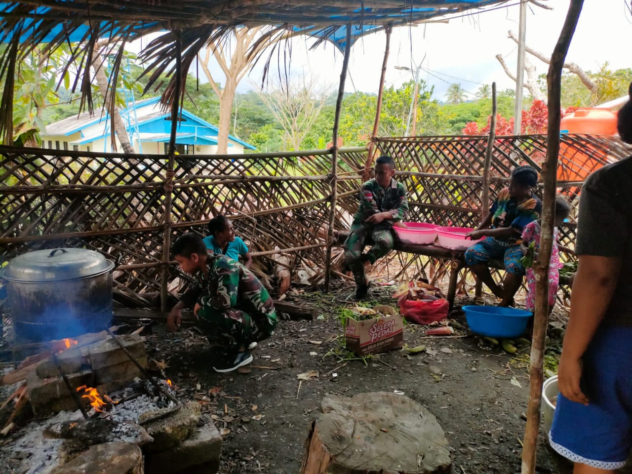 Menjalin Keharmonisan Dengan Masyarakat, Satgas Pamtas Yonif 126/KC Melaksanakan Komsos Sambil Masak Bersama