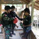 Di Penghujung Tahun Satgas Yonif 126/KC Kembali Berbagi Kasih Kepada Warga Perbatasan