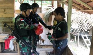 Di Penghujung Tahun Satgas Yonif 126/KC Kembali Berbagi Kasih Kepada Warga Perbatasan