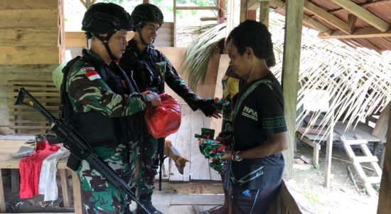 Di Penghujung Tahun Satgas Yonif 126/KC Kembali Berbagi Kasih Kepada Warga Perbatasan