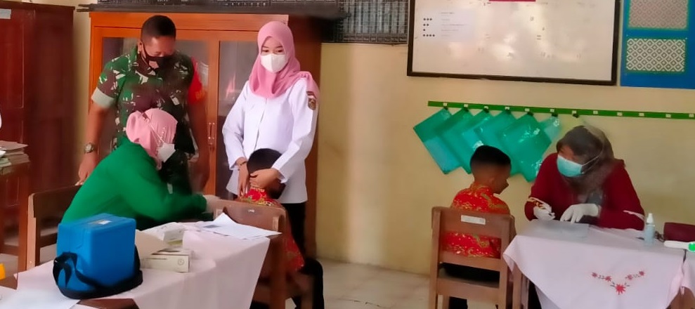 Babinsa Turut Tenangkan Anak Yang Takut Vaksin