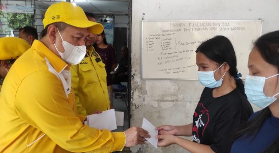 Partai Golkar Medan Berikan Bantuan Kepada Anak Yatim Dua Panti Asuhan