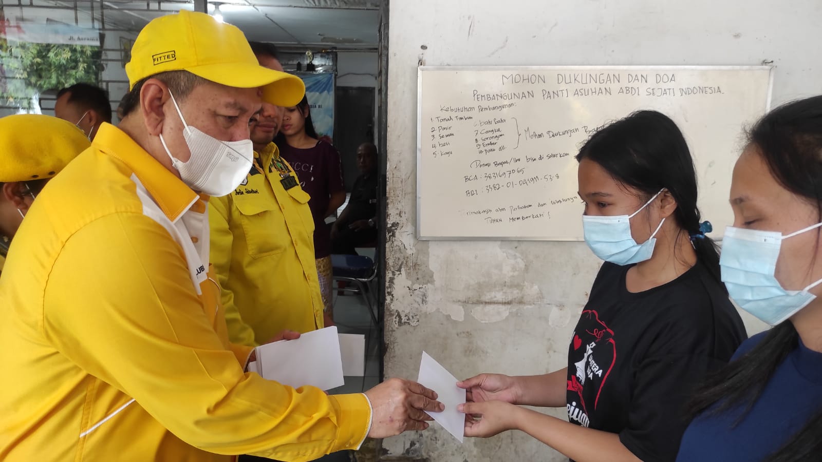 Partai Golkar Medan Berikan Bantuan Kepada Anak Yatim Dua Panti Asuhan