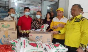 Tahun Baru Berbagi Kasih, Anak Yatim Dua Panti Asuhan Mendapatkan Bansos Oleh Patrai Golkar