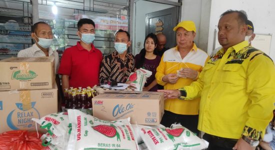 Tahun Baru Berbagi Kasih, Anak Yatim Dua Panti Asuhan Mendapatkan Bansos Oleh Patrai Golkar