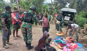 Warnai Pergantian Tahun 2021-2022, Satgas Pamrahwan Yonif RK 751/VJS Bagikan Baju Baru dan Baju Layak Pakai