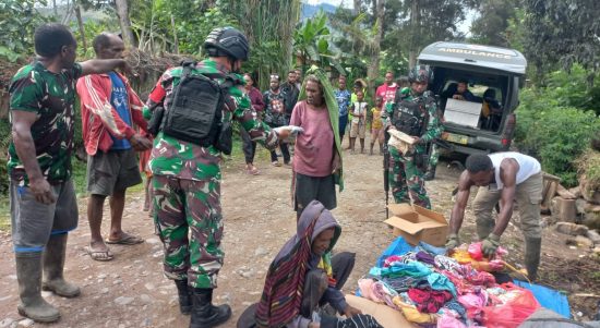 Warnai Pergantian Tahun 2021-2022, Satgas Pamrahwan Yonif RK 751/VJS Bagikan Baju Baru dan Baju Layak Pakai