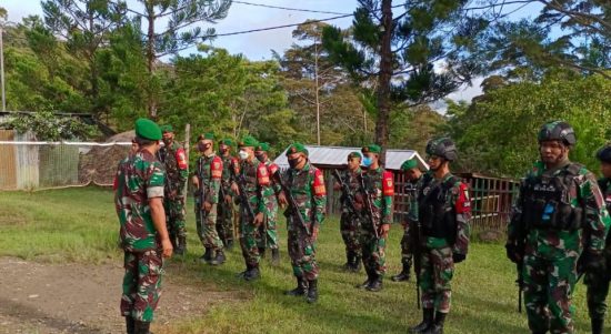 Sinergitas TNI-Polri Dalam Menjaga Keamanan Malam Pergantian Tahun Dan Ibadah, Satgas Pamrahwan Yonif 751/VJS, Personel Koramil dan Polsek Laksanakan Apel Gabungan