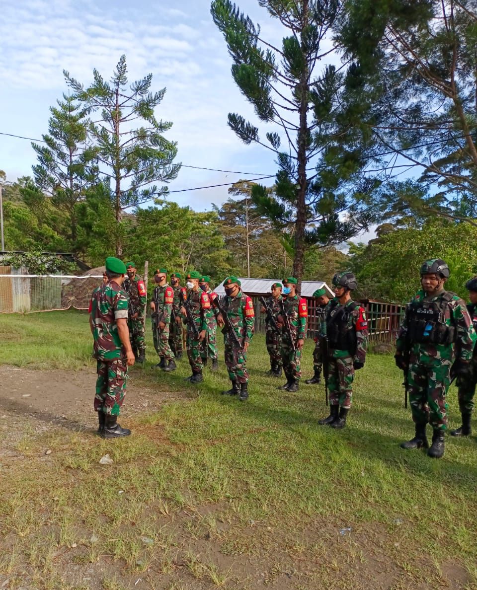 Sinergitas TNI-Polri Dalam Menjaga Keamanan Malam Pergantian Tahun Dan Ibadah, Satgas Pamrahwan Yonif 751/VJS, Personel Koramil dan Polsek Laksanakan Apel Gabungan