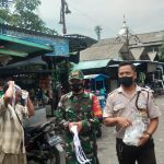 Himbauan PPKM Pasca Nataru Babinsa Bersama Satpam Bagikan Masker Serta Himbauan Prokes di Pasar Klitikan
