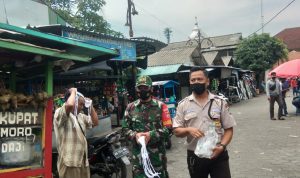 Himbauan PPKM Pasca Nataru Babinsa Bersama Satpam Bagikan Masker Serta Himbauan Prokes di Pasar Klitikan