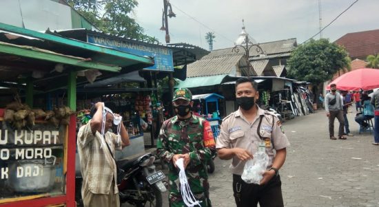 Himbauan PPKM Pasca Nataru Babinsa Bersama Satpam Bagikan Masker Serta Himbauan Prokes di Pasar Klitikan