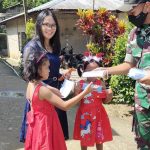 Awali Tahun Baru, Satgas Pamtas Yonif Mekanis 643/Wns Beri Sosialisasi Dan Bagikan Masker Kepada Warga Pelosok Perbatasan